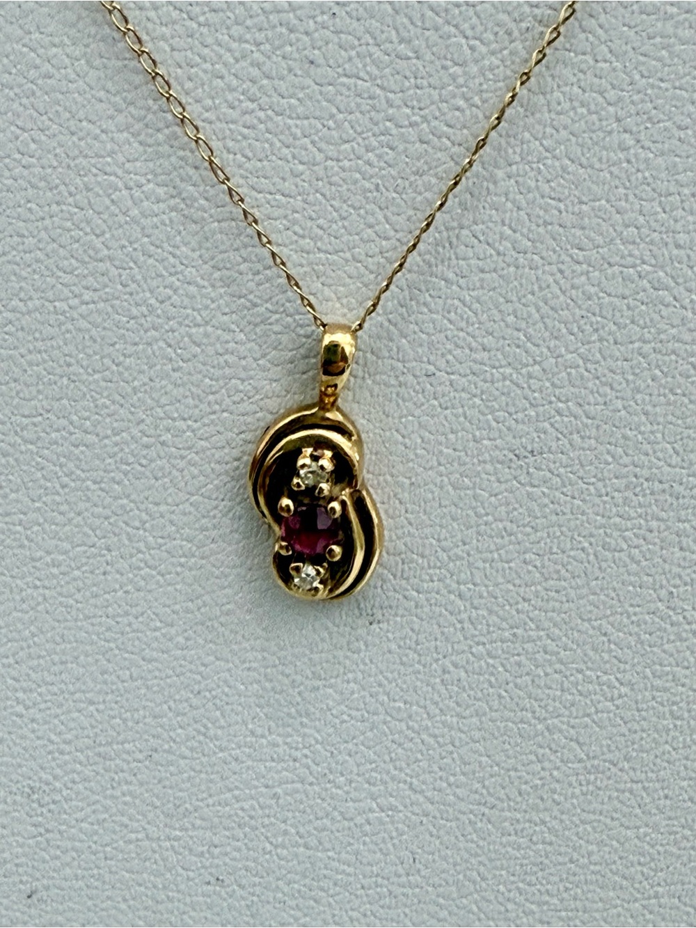 14 k yellow Gold Pendant Necklace + earrings Ruby Center Stone Accent Diamonds